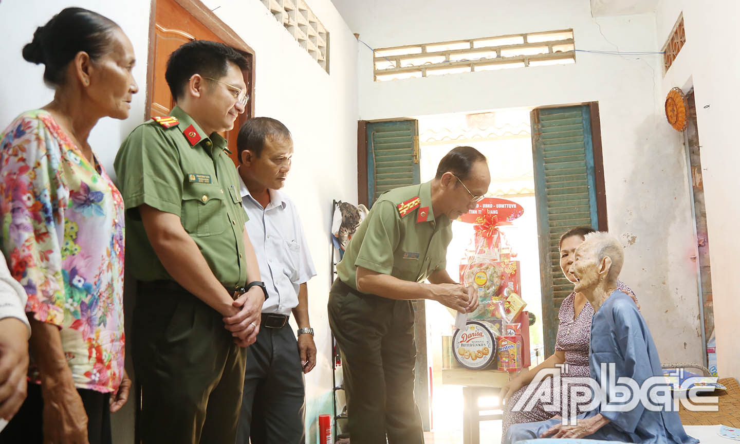 Đại tá Nguyễn Văn Nhựt ân cần thăm hỏi mẹ