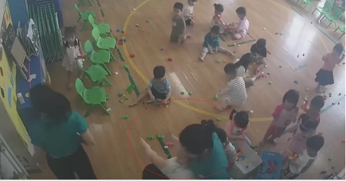 Giáo viên Trường Mầm non Công ty may Đáp Cầu (tỉnh Bắc Ninh) dùng chân xốc ngược trẻ, kéo trẻ vào góc khuất của camera, dùng tay tát liên tiếp vào mặt trẻ.