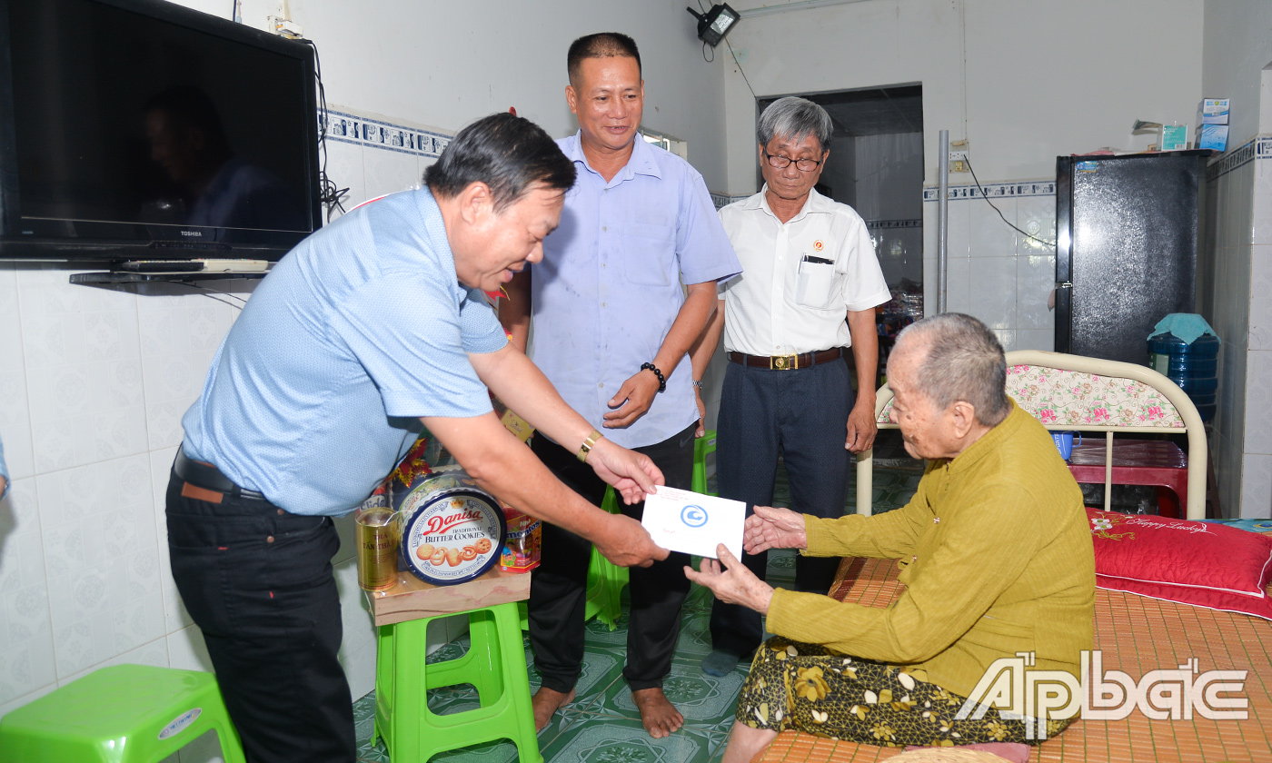 Đồng chí Nguyễn Ngọc Trầm trao quà tặng Mẹ Việt Nam anh hùng Đặng Thị The.