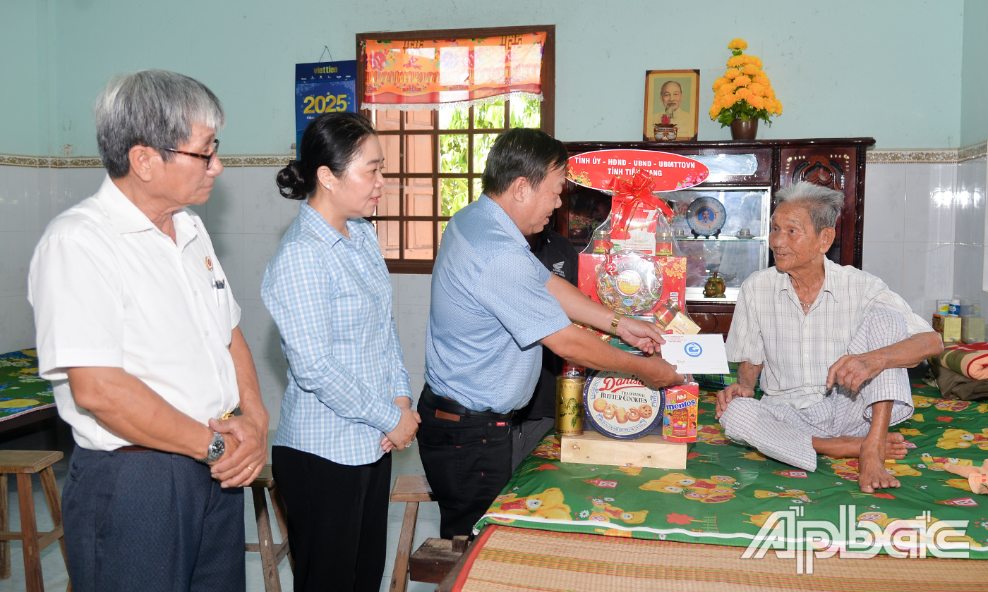 Đồng chí Nguyễn Ngọc Trầm cùng các thành viên trong đoàn thăm hỏi và tặng quà ông Nguyễn Văn hẹ (đối tượng tù đày).