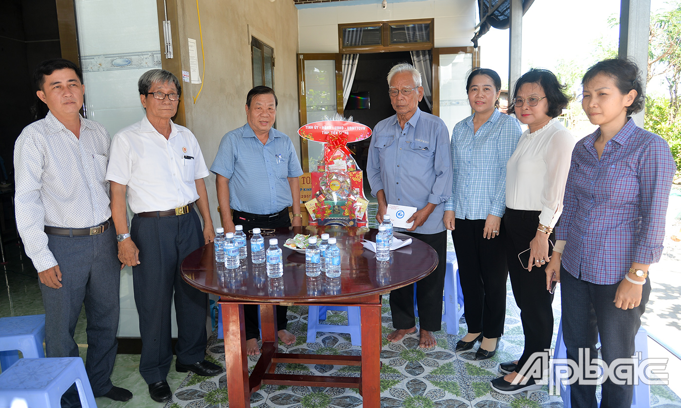 Đồng chí Nguyễn Ngọc Trầm cùng các thành viên trong đoàn thăm gia đình ông Hồ Văn Tước (cha liệt sĩ).