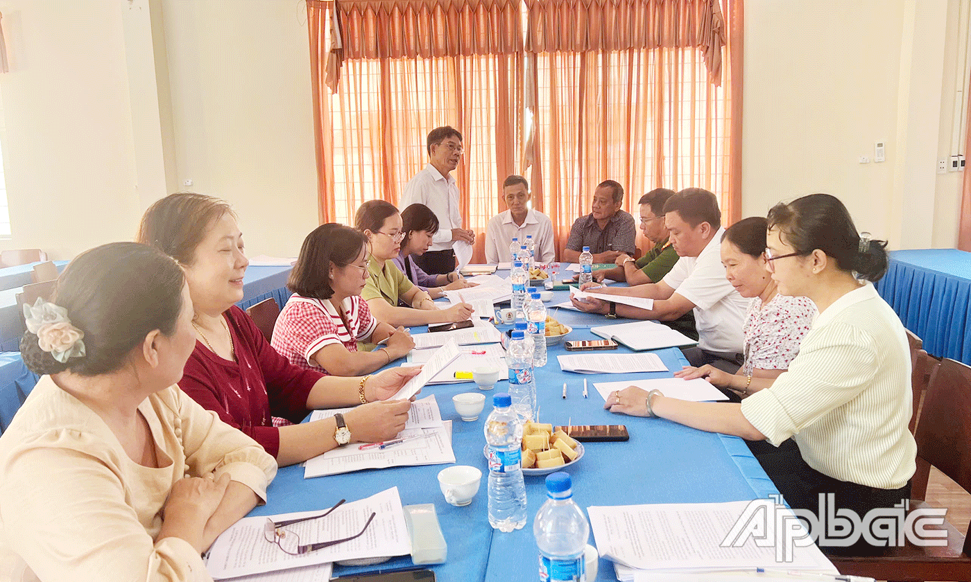 Tại buổi giám sát.
