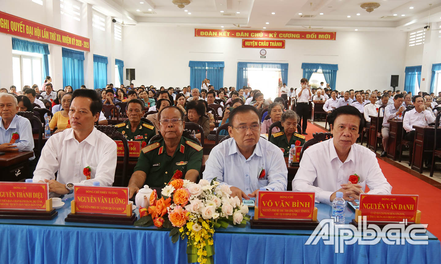 Lãnh đạo tỉnh và nguyên lãnh đạo về dự họp mặt.