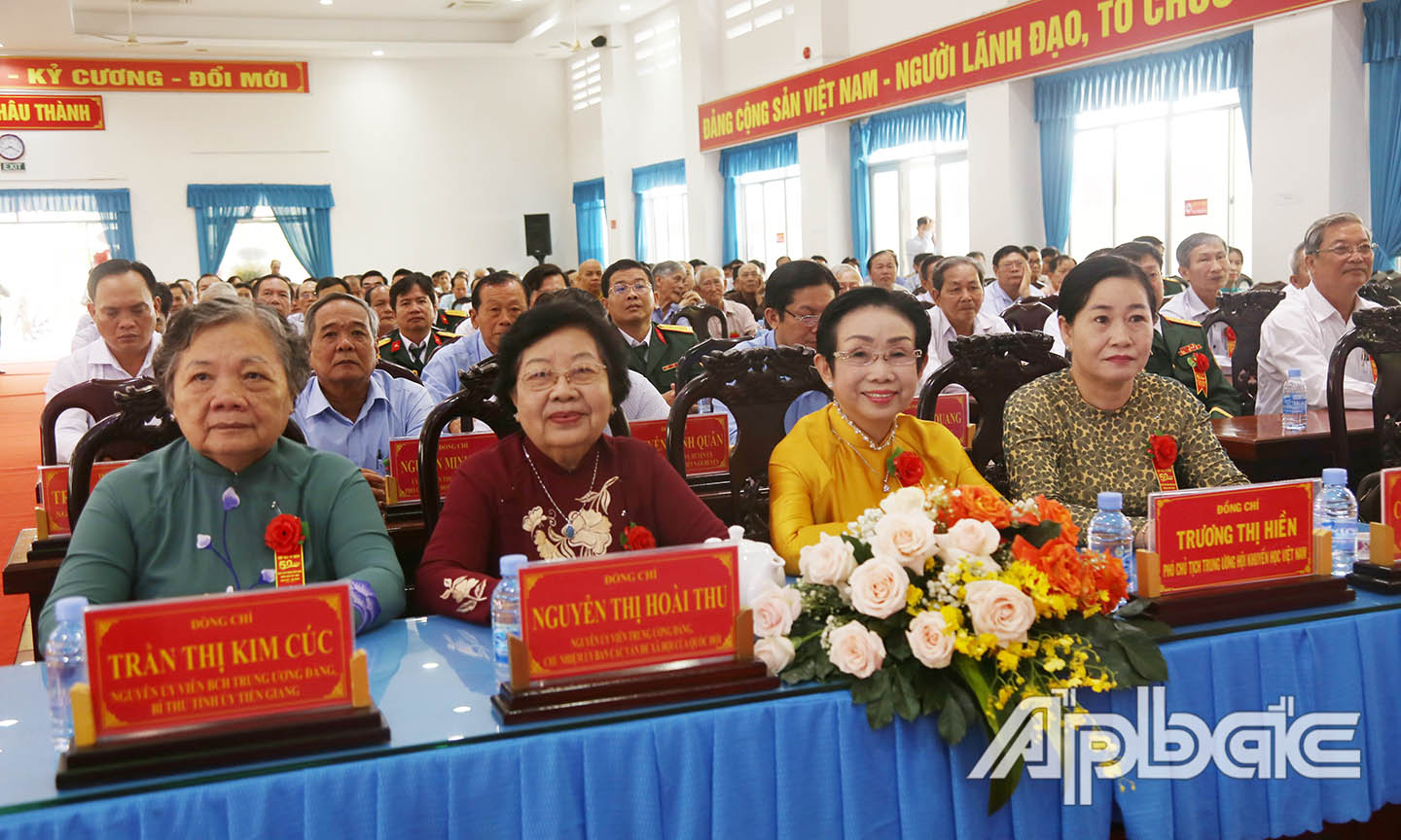 Nguyên lãnh đạo, lãnh đạo tỉnh về dự họp mặt.