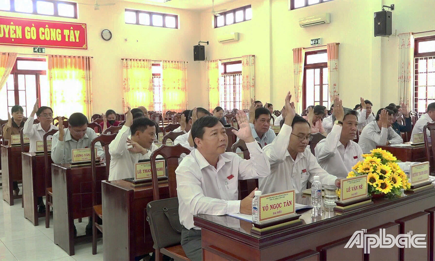Đại biểu HĐND huyện biểu quyết thông qua 02 Nghị quyết tại kỳ họp