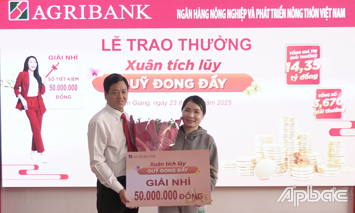 Trao thưởng cho khách hàng may mắn trúng thưởng giải Nhì trị giá 50 triệu đồng.