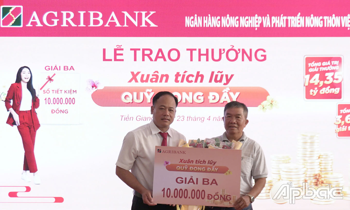 Một trong 7 khách hàng nhận thưởng giải Ba trị giá 10 triệu đồng