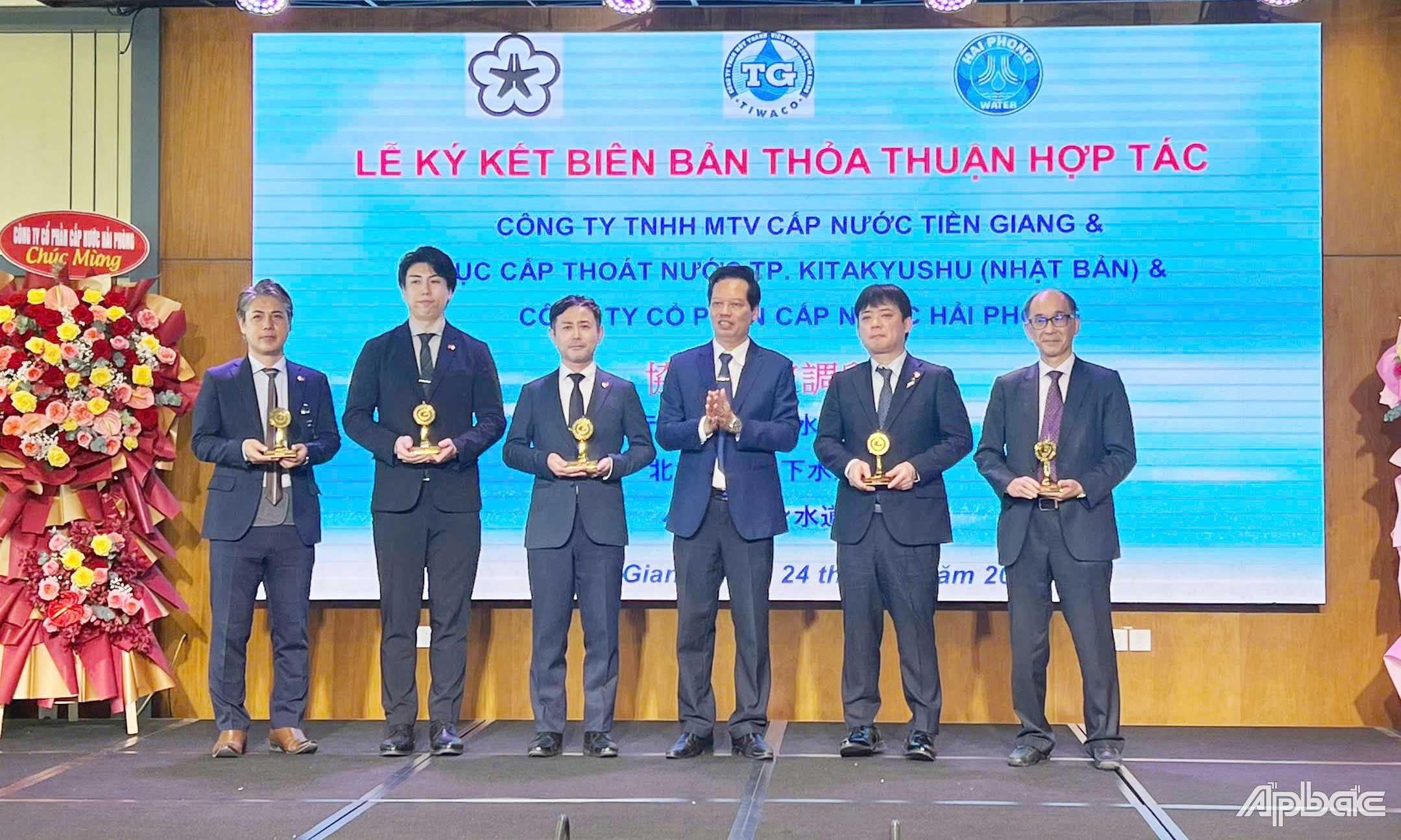 Đồng chí Nguyễn Thành Diệu tặng biểu trưng tỉnh Tiền Giang cho các đơn vị.