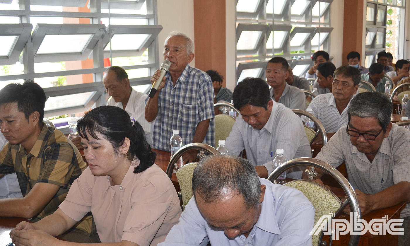 Cử tri huyện Gò Công Đông phát biểu tại buổi tiếp xúc.