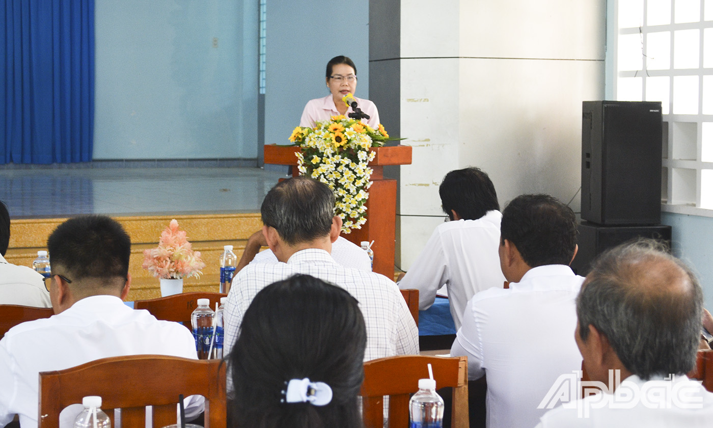 Cử tri tại TP. Gò Công phát biểu tại buổi tiếp xúc.