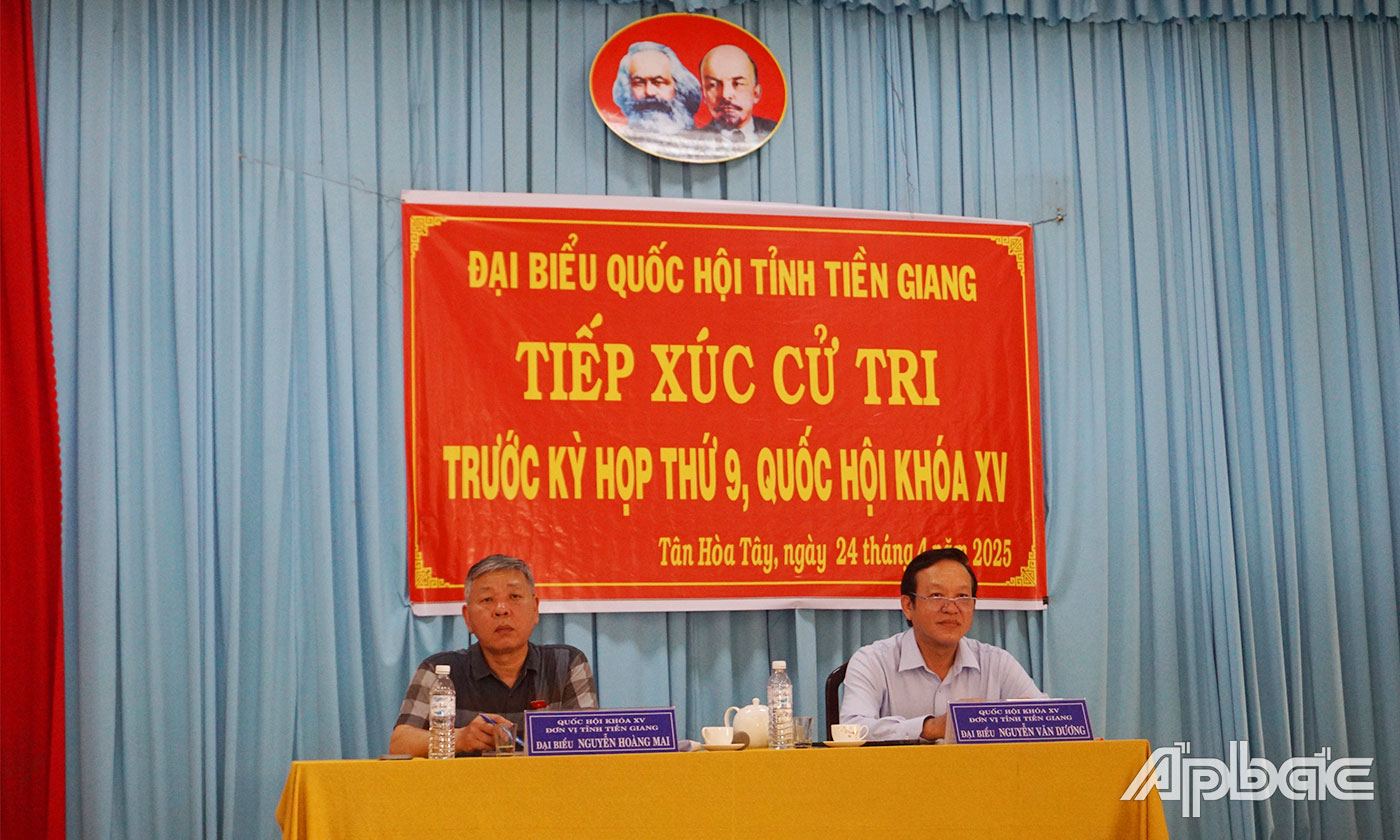 ĐBQH tỉnh lắng nghe và ghi nhận ý kiến cử tri. 