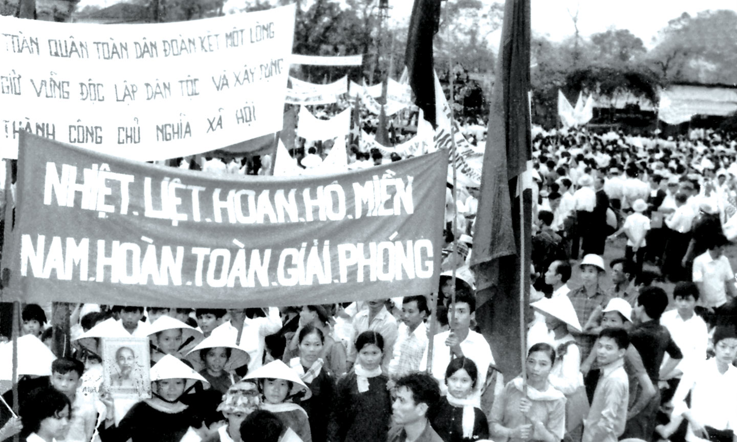  Đảng bộ, quân và dân TP. Mỹ Tho đã kiên cường trong  hai cuộc kháng chiến trường kỳ giành độc lập dân tộc và được Nhà nước tuyên dương Anh hùng Lực lượng vũ trang nhân dân trong thời kỳ kháng chiến chống Mỹ cứu nước. Năm 1976, TP. Mỹ Tho được Trung ương công nhận là đô thị loại III trực thuộc tỉnh Tiền Giang  (trong ảnh: Nhân dân TP. Mỹ Tho trong niềm vui ngày giải phóng).                                                                               Ảnh: Tư liệu 