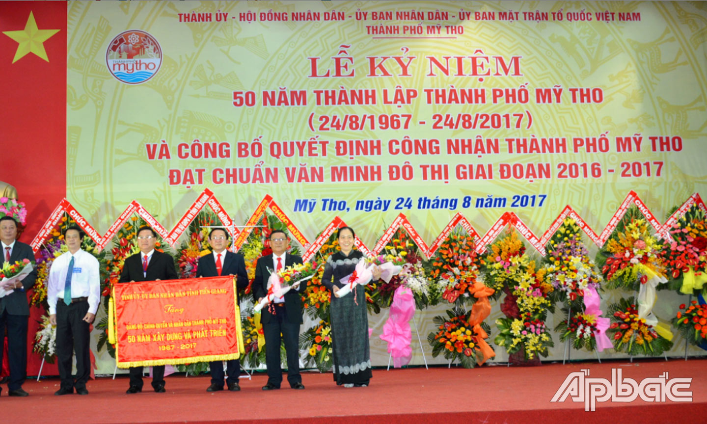 Đồng chí Nguyễn Văn Danh, Ủy viên Ban Chấp hành Trung ương Đảng,  Bí thư Tỉnh ủy, Chủ tịch HĐND tỉnh trao tặng Bức trướng và hoa của Tỉnh ủy cho lãnh đạo TP. Mỹ Tho tại Lễ kỷ niệm 50 năm thành lập TP. Mỹ  Tho (24-8-1967 - 24-8-2017).                                                                           Ảnh: HẠNH NGA