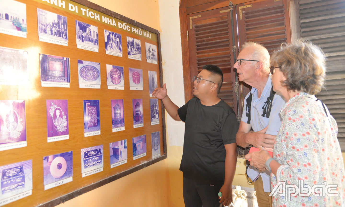 Khách du lịch quốc tế tham quan nhà Đốc Phủ Hải (TP. Gò Công).