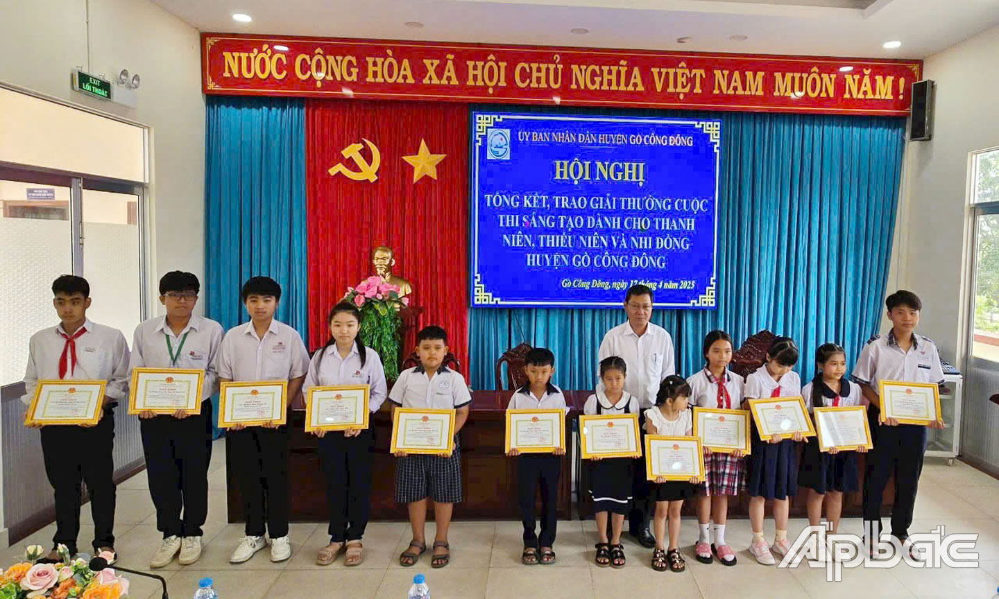Em Nguyễn Ngọc Tường Vy tại Lễ tổng kết và trao giải Cuộc thi sáng tạo dành cho thanh niên, thiếu niên và nhi đồng huyện Gò Công Đông (thứ tư từ phải sang)