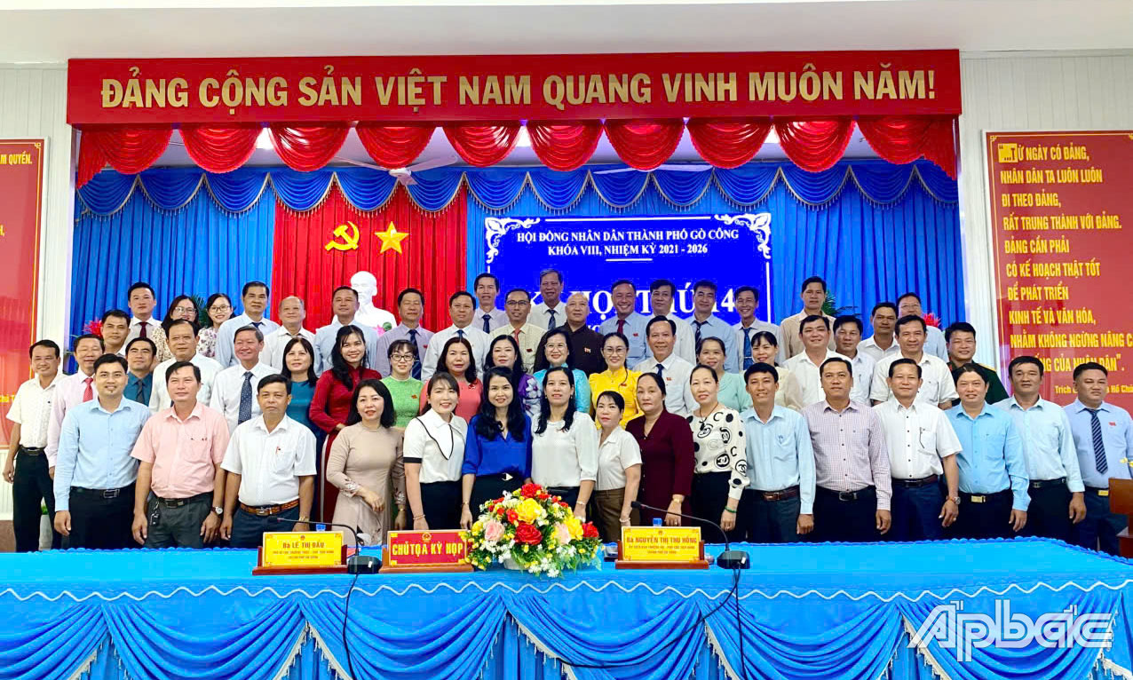 Các đại biểu chụp ảnh lưu niệm.
