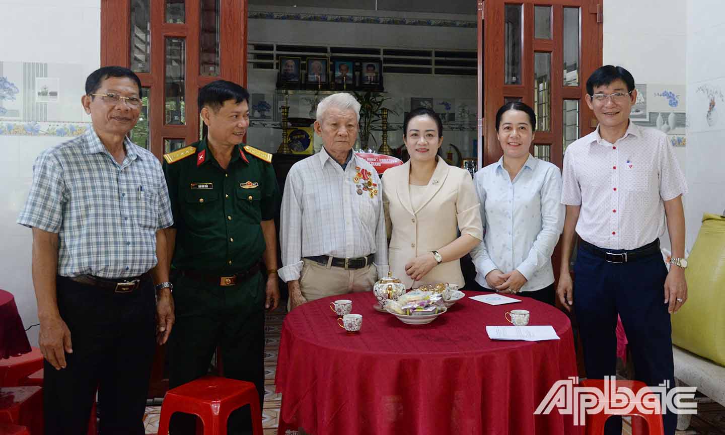 Đồng chí Nguyễn Hải Trâm cùng đoàn đến thăm và tặng quà gia đình ông Hà Thắng Cầm (thương binh).