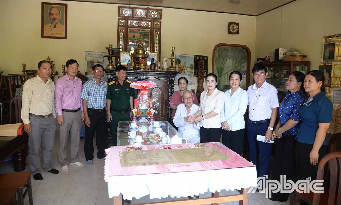 Đồng chí Nguyễn Hải Trâm cùng đoàn đến thăm và tặng quà gia đình ông Thái Văn Hổ (thương binh, tù đày).