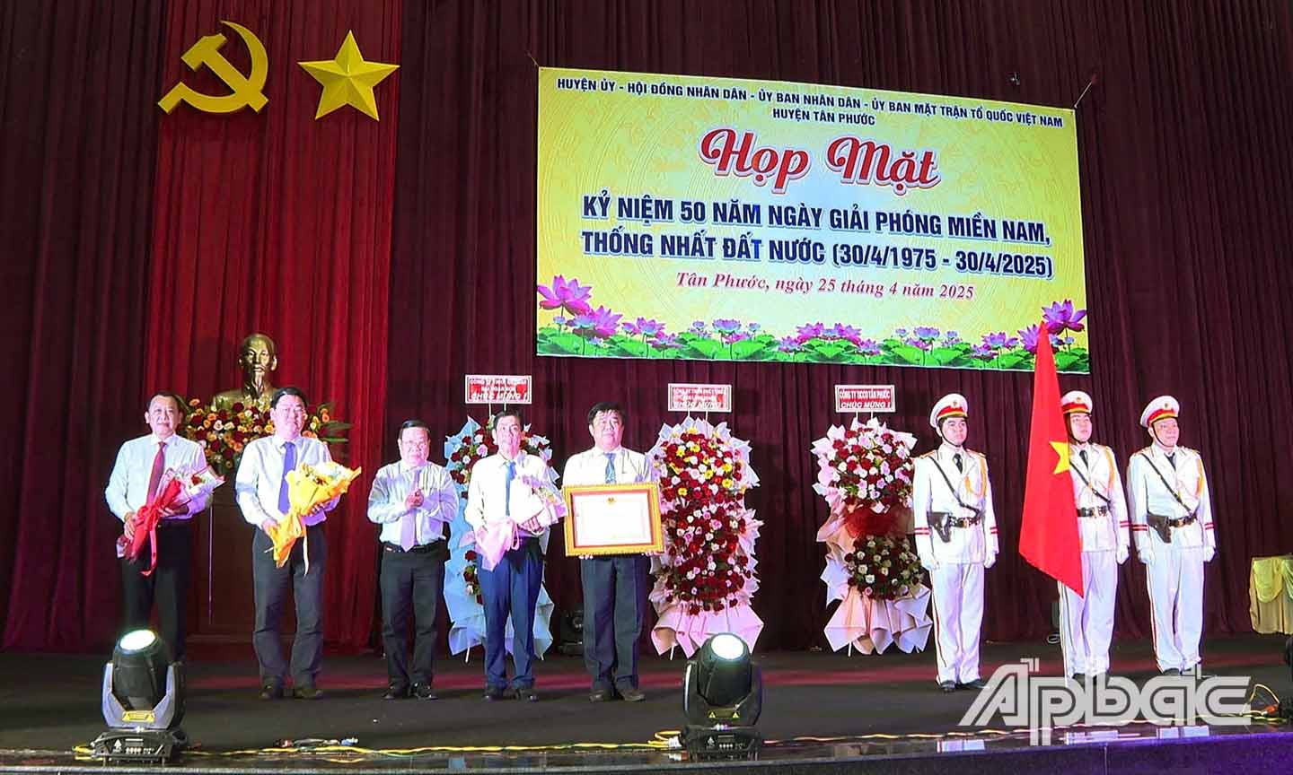 Đồng chí Nguyễn Ngọc Trầm thừa ủy quyền trao Huân chương Lao động hạng 3 cho Đảng bộ, Chính quyền và Nhân dân huyện Tân Phước.