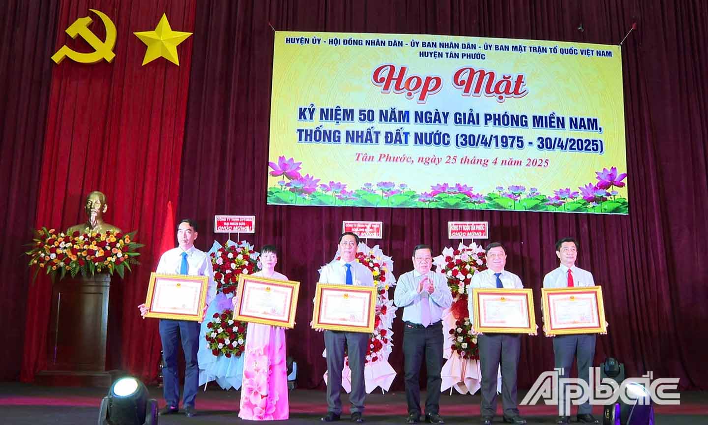 Đồng chí Nguyễn Ngọc Trầm trao bằng khen của Thủ tướng Chính phủ cho các cá nhân và tập thể có thành tích xuất sắc trong công tác.