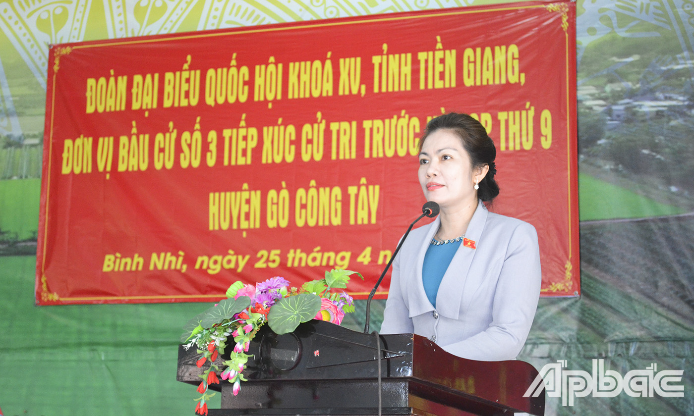Đại biểu Nguyễn Thị Uyên Trang phát biểu tại buổi tiếp xúc cử tri.