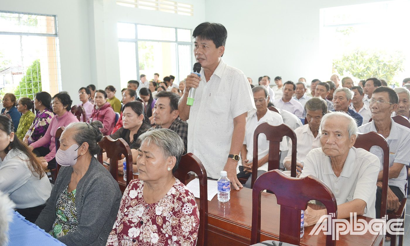 Cử tri huyện Gò Công Tây phát biểu tại buổi tiếp xúc.