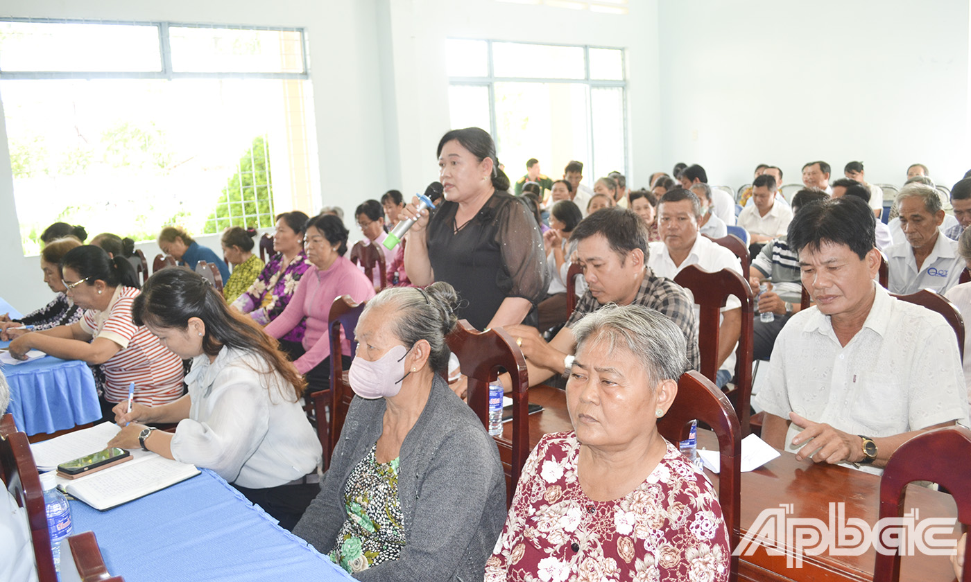 Cử tri huyện Gò Công Tây phát biểu tại buổi tiếp xúc.