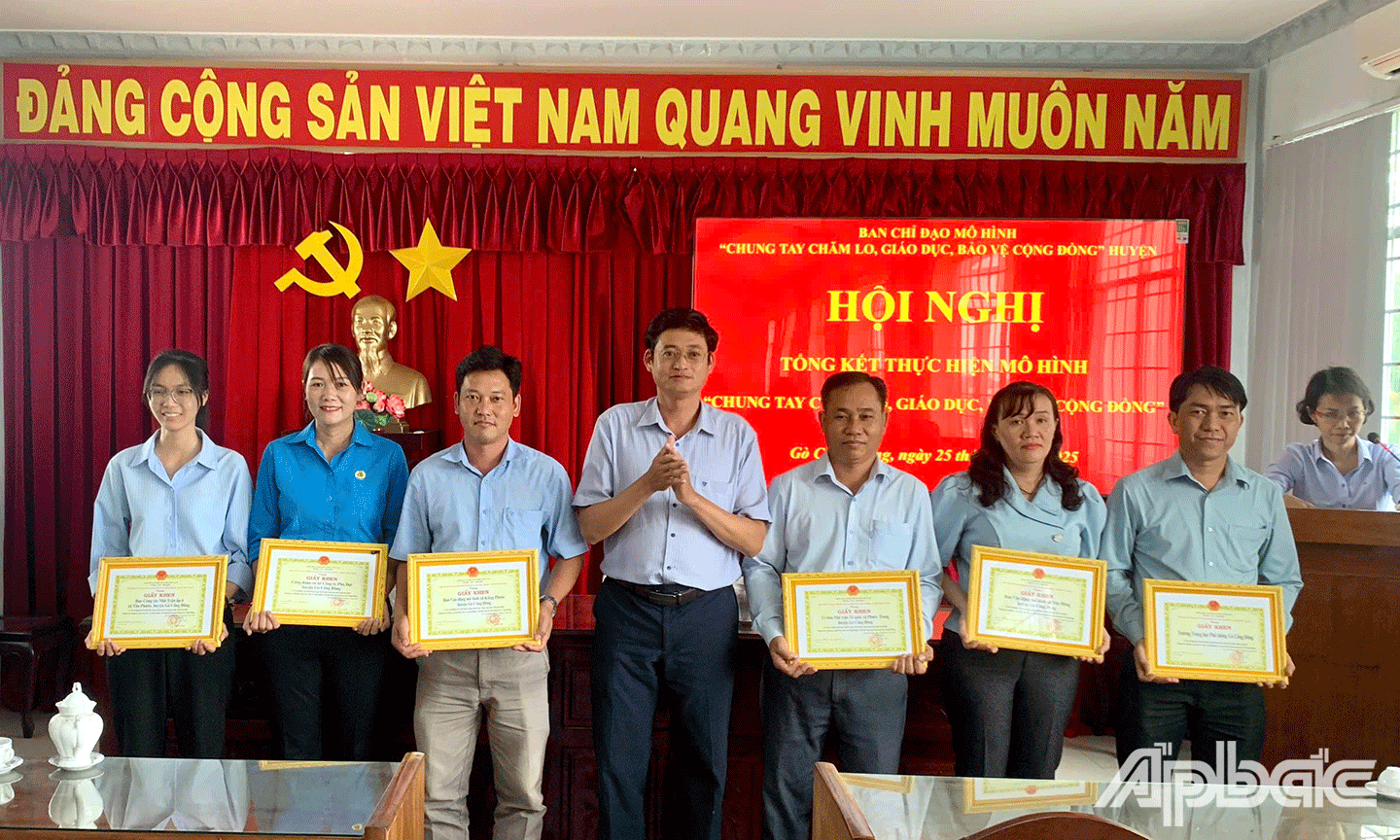 Đồng chí Trần Công Việt - Phó Bí thư Thường trực Huyện ủy, Chủ tịch HĐND huyện trao giấy khen cho các tập thể có thành tích tiêu biểu trong thực hiện mô hình