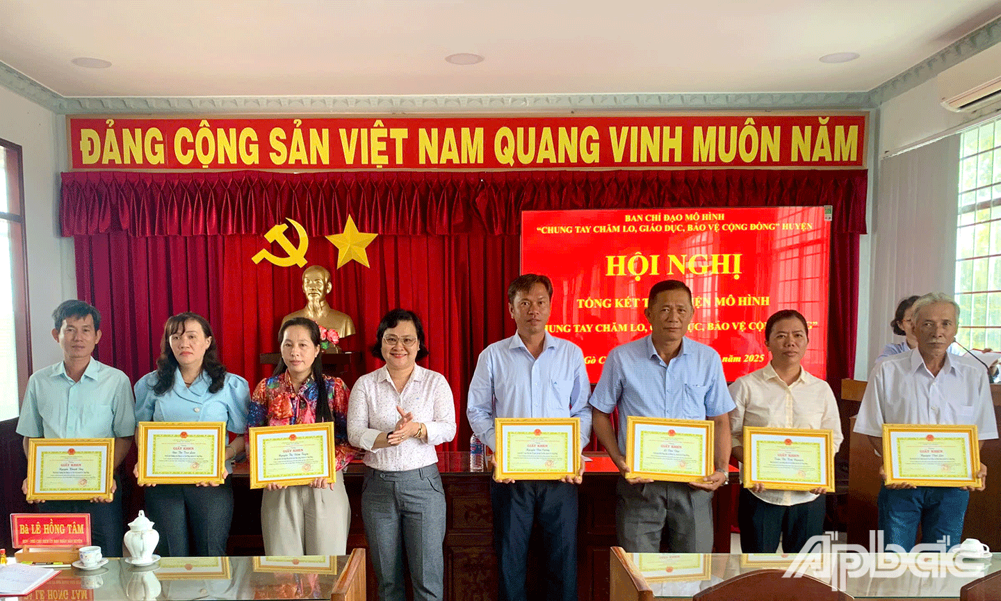 Đồng chí Lê Hồng Tâm – Huyện ủy viên, Phó Chủ tịch UBND huyện trao giấy khen cho các cá nhân có thành tích tiêu biểu trong thực hiện mô hình