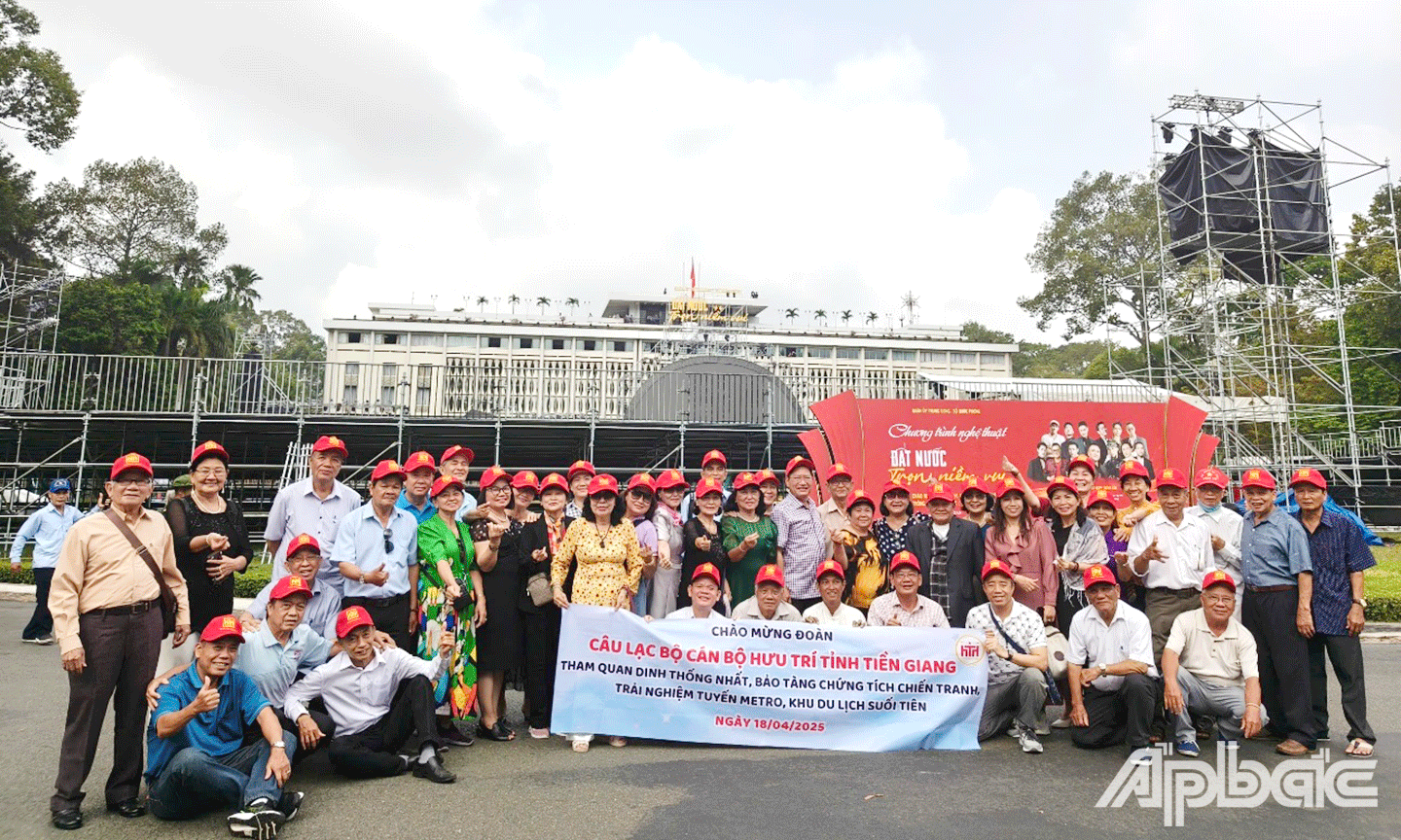 Đoàn tham quan Dinh Độc Lập