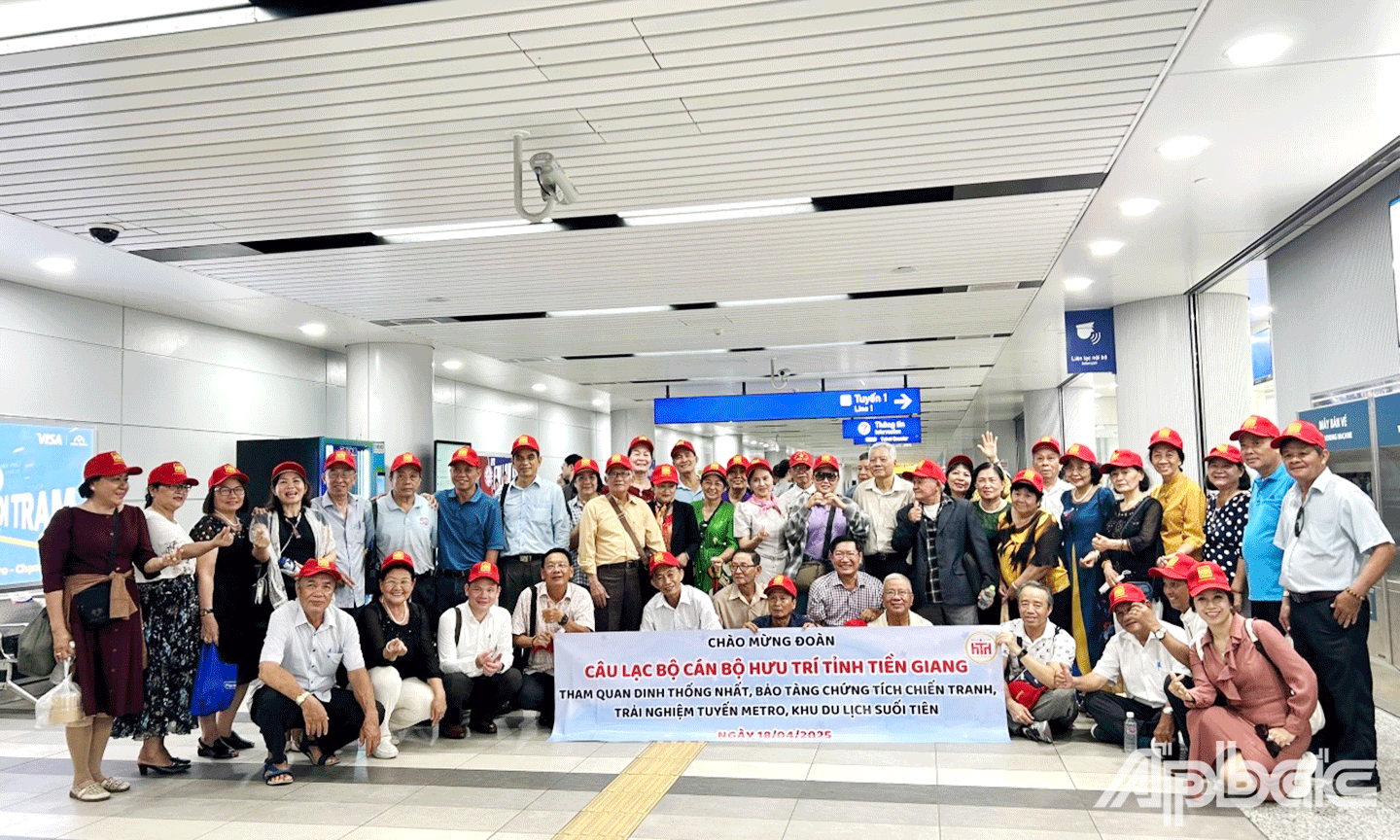 Đoàn chuẩn bị đi tàu điện tại tầng ngầm Bến Thành, tuyến Bến Thành- Suối Tiên