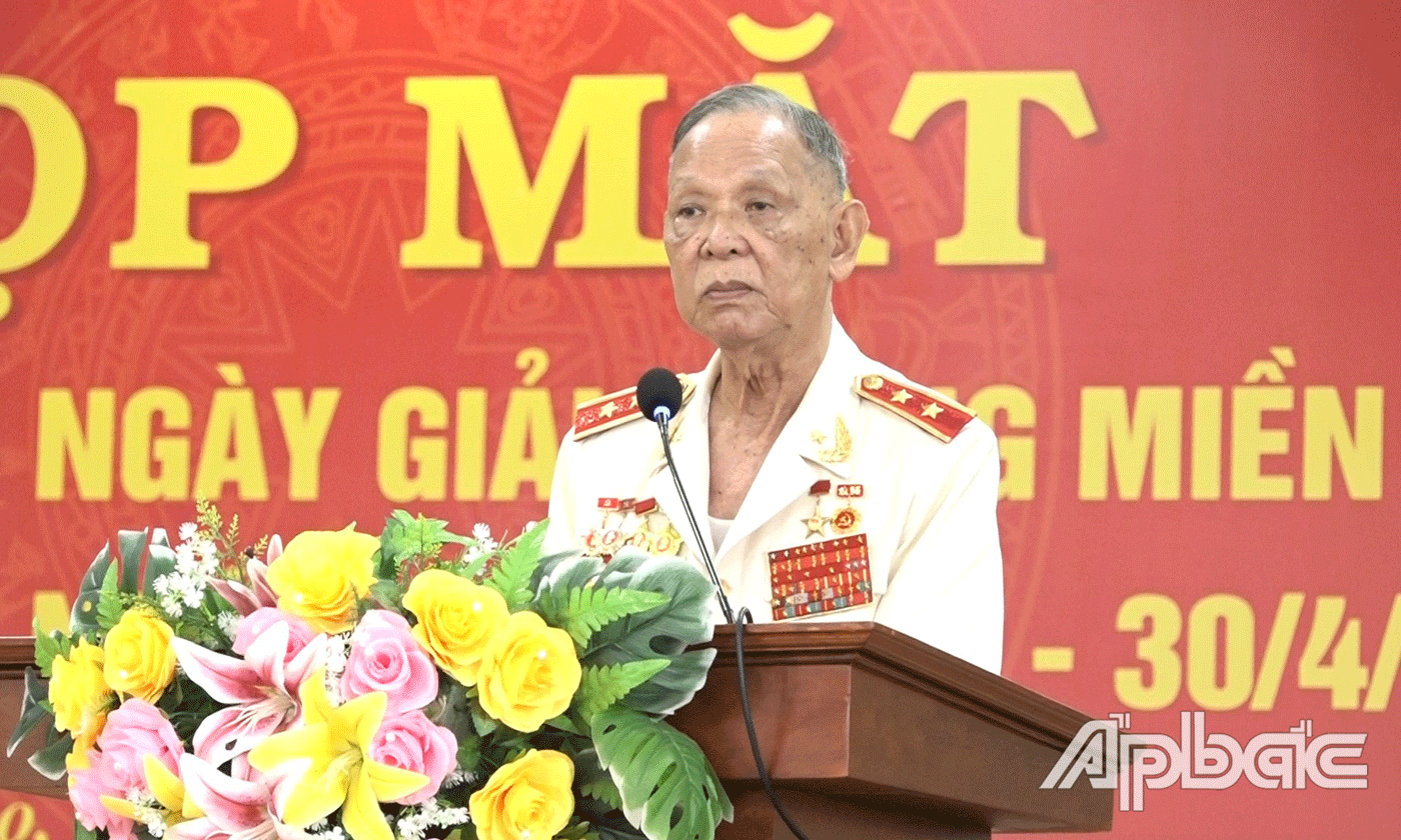 Đại biểu phát biểu tại buổi họp mặt.