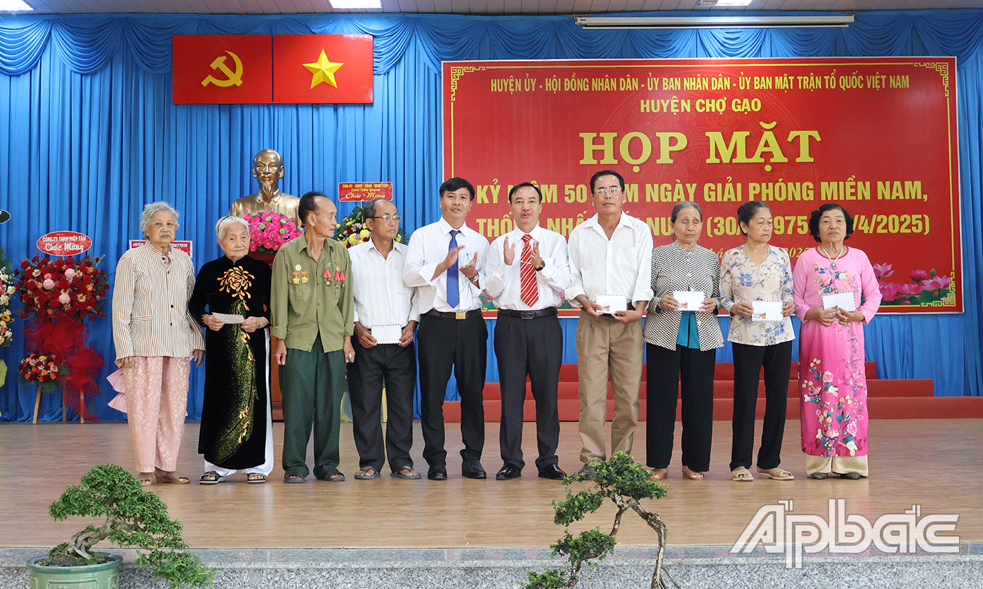 Trao tặng quà cho gia đình chính sách huyện Chợ Gạo.