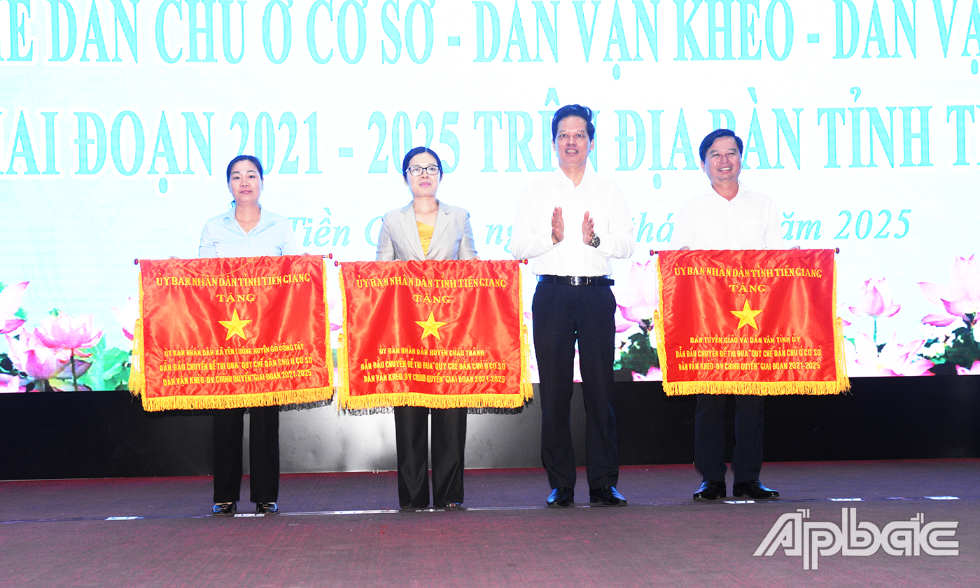 Đồng chí Nguyễn Thành Diệu, Tỉnh ủy viên, Phó Chủ tịch UBND tỉnh trao cờ thi đua xuất sắc cho 3 đơn vị dẫn đầu phong trào thi đua thực hiện “Quy chế dân chủ ở cơ sở - Dân vận khéo - Dân vận chính quyền” giai đoạn 2021 – 2025