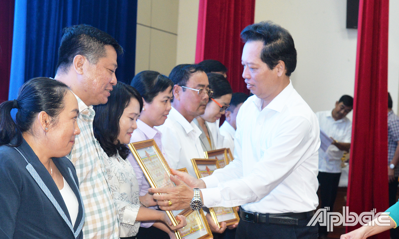 Đồng chí Nguyễn Thành Diệu, Tỉnh ủy viên, Phó Chủ tịch UBND tỉnh trao Bằng khen của UBND tỉnh cho các tập thể