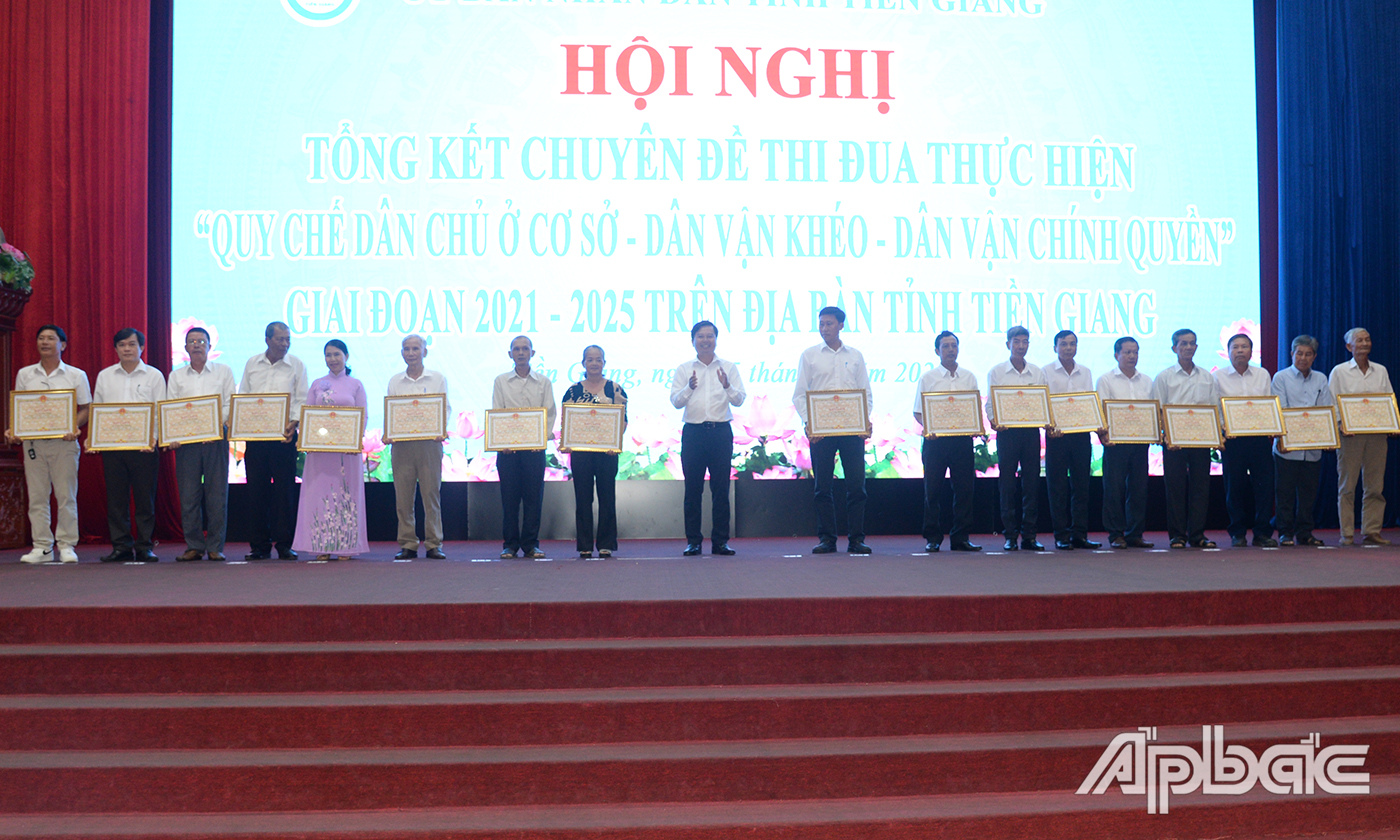 Đồng chí Huỳnh Văn Tân, Phó trưởng Ban Tuyên giáo và Dân vận Tỉnh ủy trao Bằng khen của UBND tỉnh cho các cá nhân xuất sắc trong thực hiện phong trào thi đua