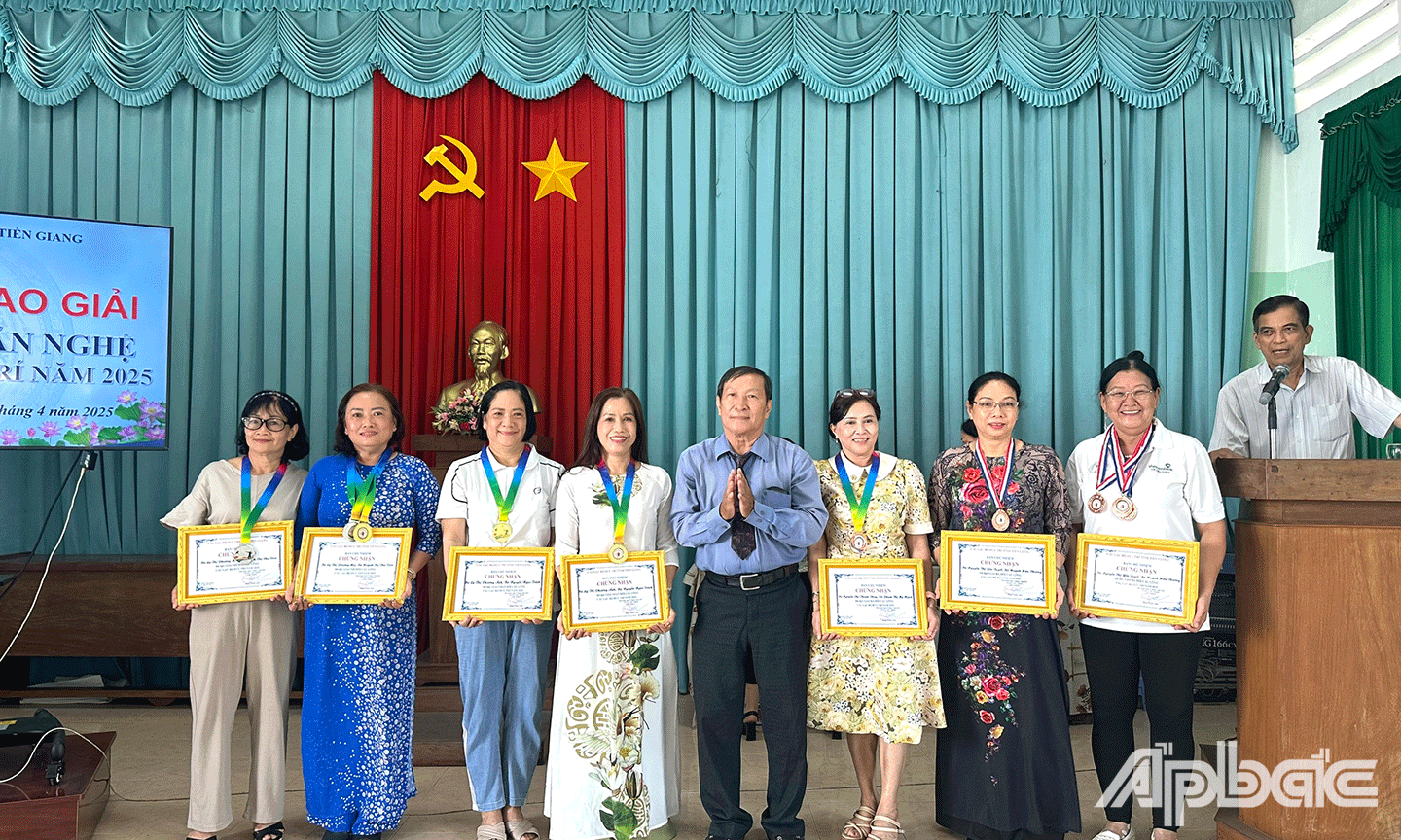 Tổ chức giải thể thao và trao giải cho hội viên
