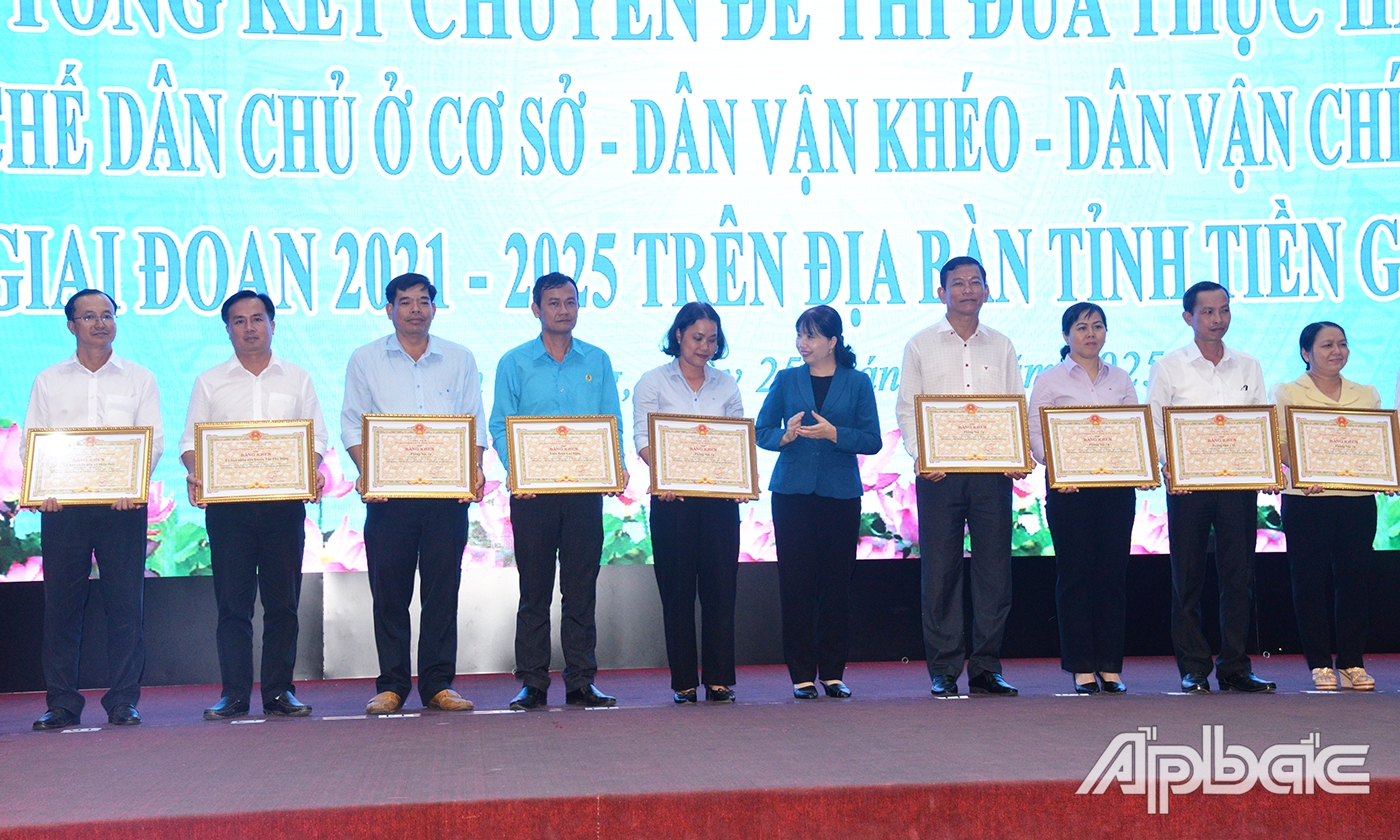 Đồng chí Đoàn Thị Thanh Tuyết, Phó Giám đốc Sở Nội vụ trao Bằng khen cho các cá nhân có thành tích xuất sắc