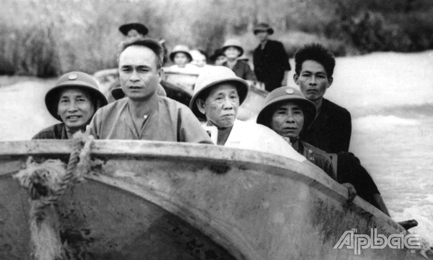 Tổng Bí thư Lê Duẩn trong chuyến khảo sát vùng Đồng Tháp Mười, tỉnh Tiền Giang.