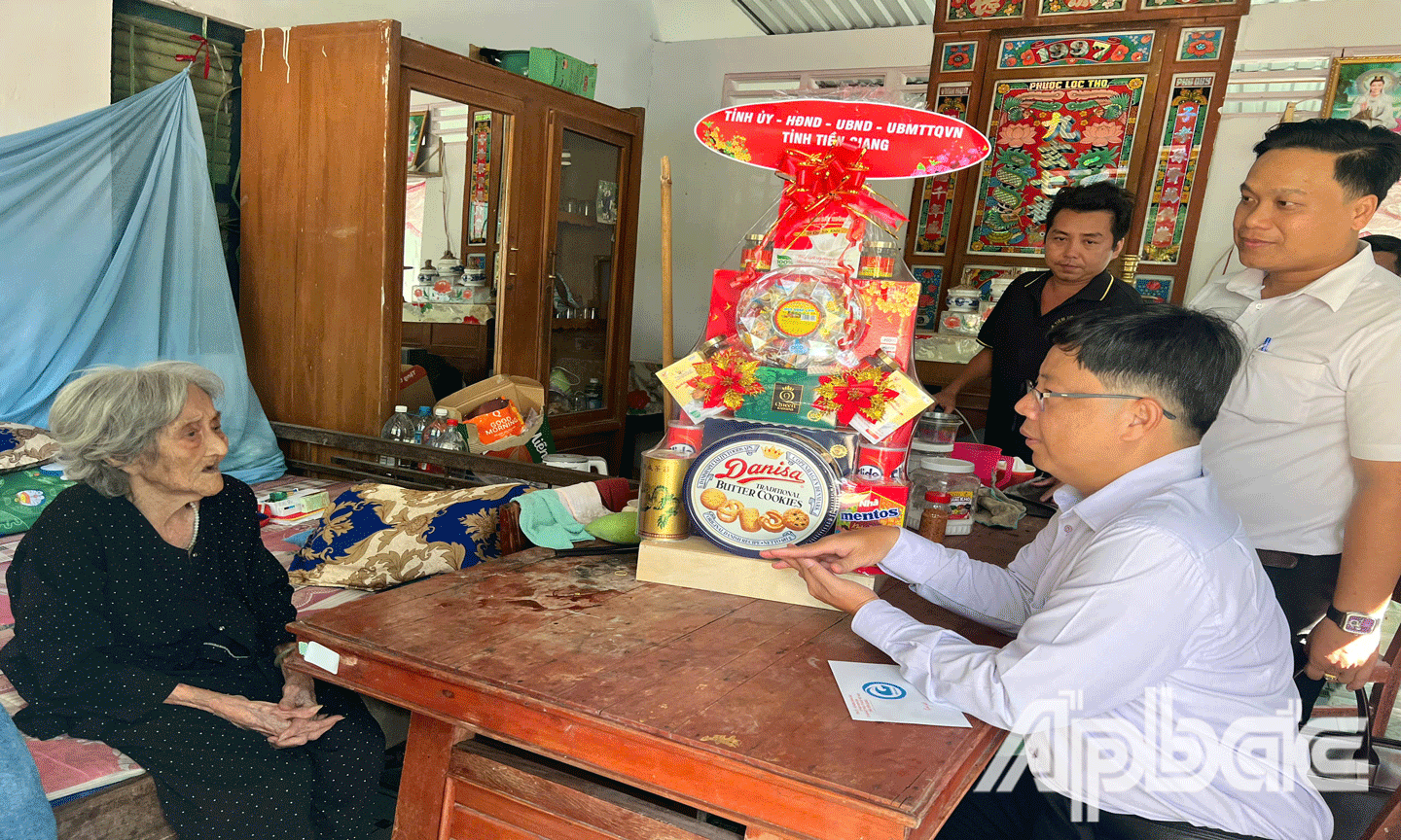 Đồng chí Trần Thanh Nguyên ân cần thăm hỏi bà Nguyễn Thị Tám, là mẹ liệt sĩ, ngụ ấp Mỹ Thạnh, xã Mỹ Đức Tây, huyện Cái Bè.