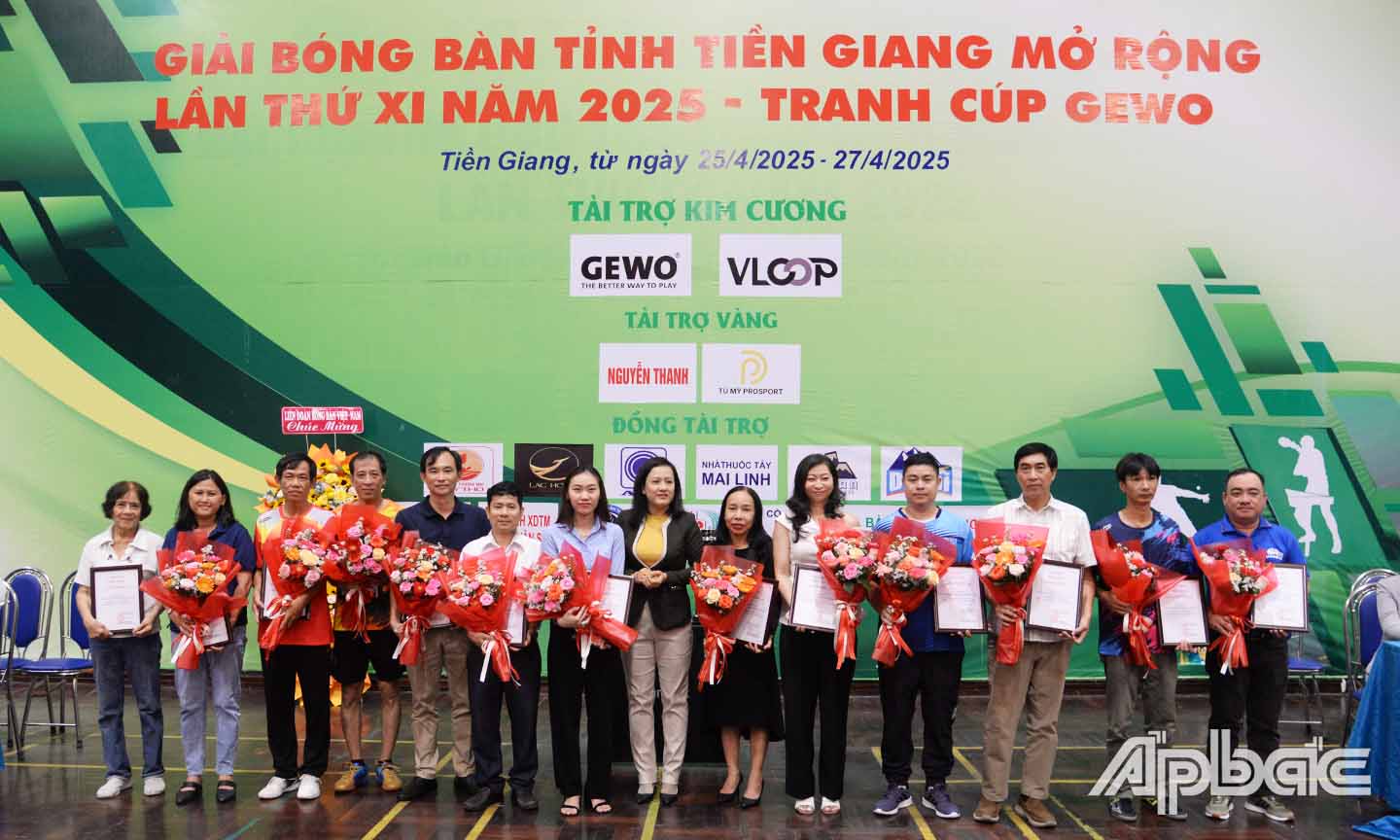Ban Tổ chức trao thư cảm ơn cho các đơn vị tài trợ cho giải đấu.