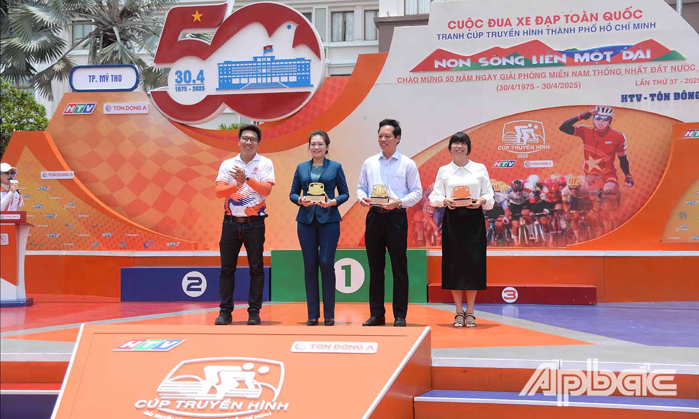 Đại diện Ban Tổ chức giải đua tặng lãnh đạo UBND tỉnh Tiền Giang biểu trưng của giải.