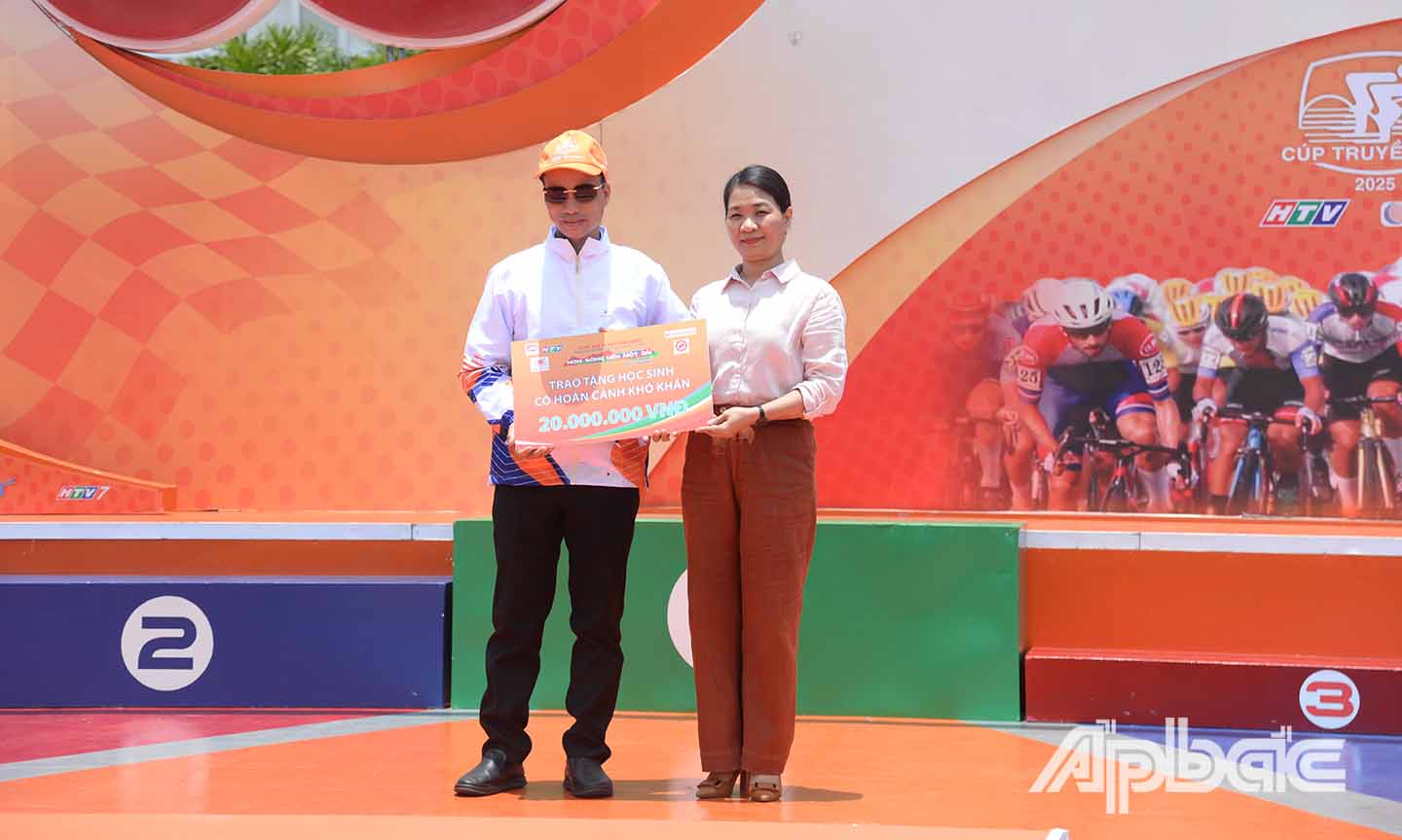 Dịp này, Ban Tổ chức giải đua trao học bổng 20 triệu đồng cho Phòng Giáo dục và Đào tạo TP. Mỹ Tho.