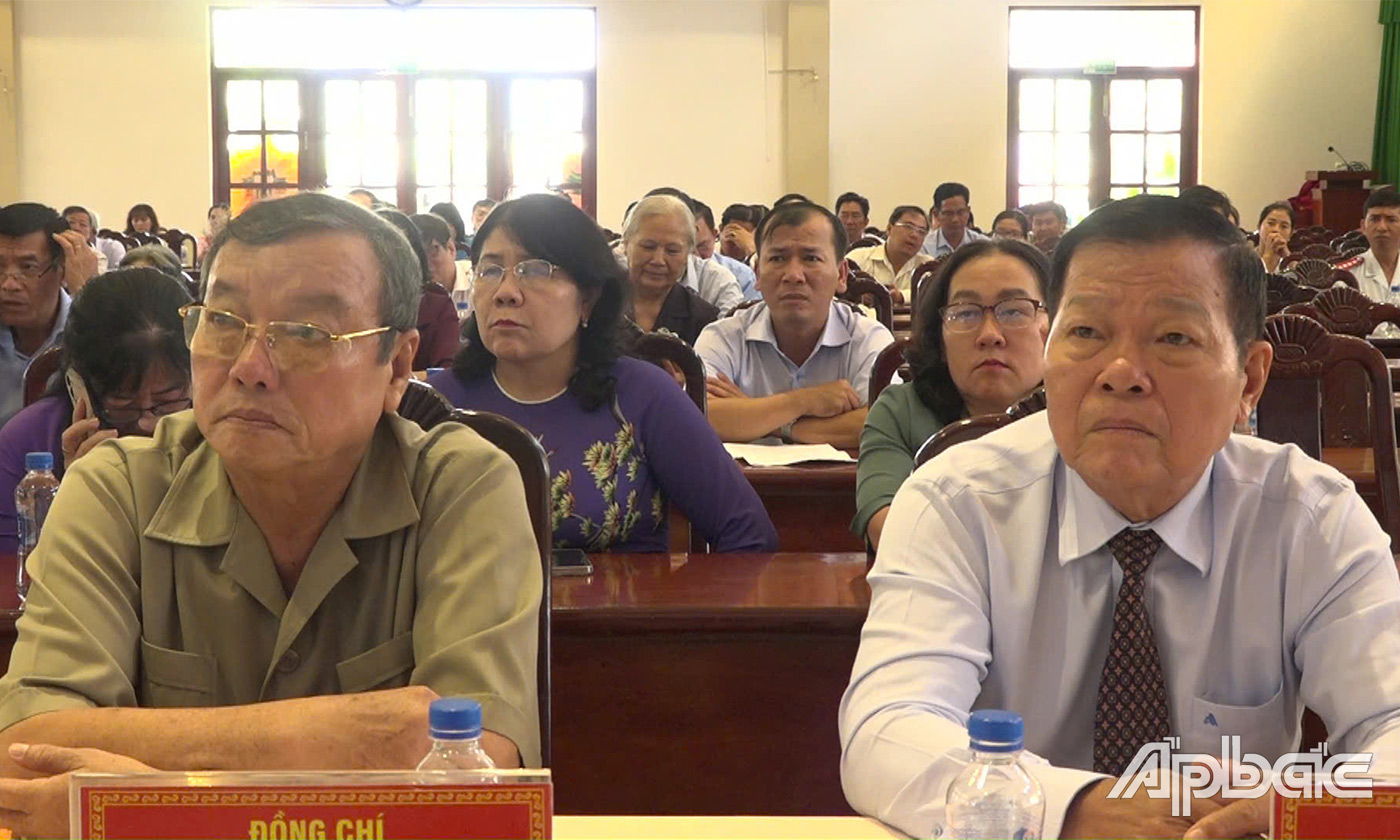 các đồng chí nguyên lãnh đạo tỉnh, huyện dự họp mặt