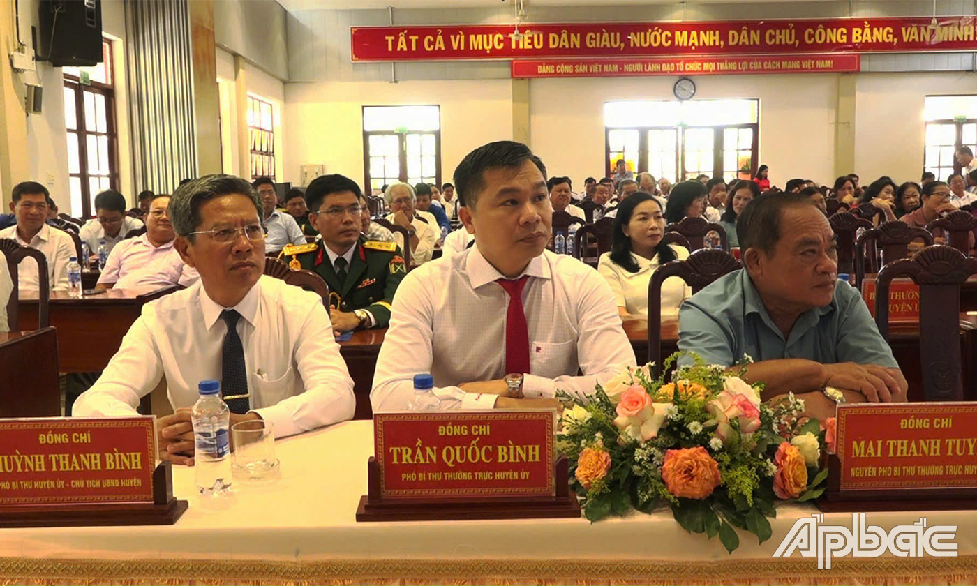 Lãnh đạo huyện dự họp mặt