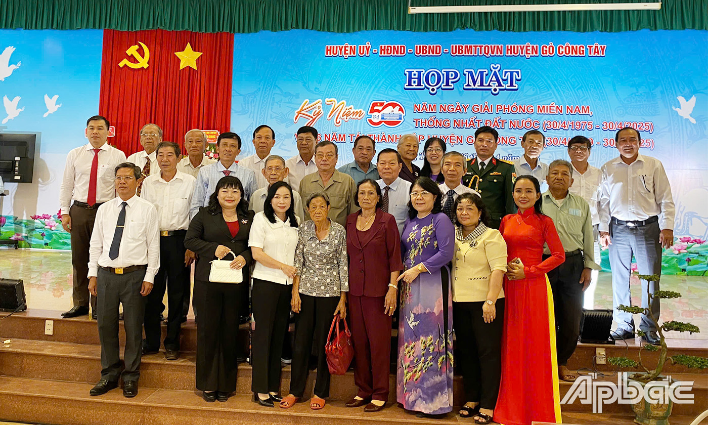 Lãnh đạo tỉnh, huyện và đại biểu chụp ảnh lưu niệm