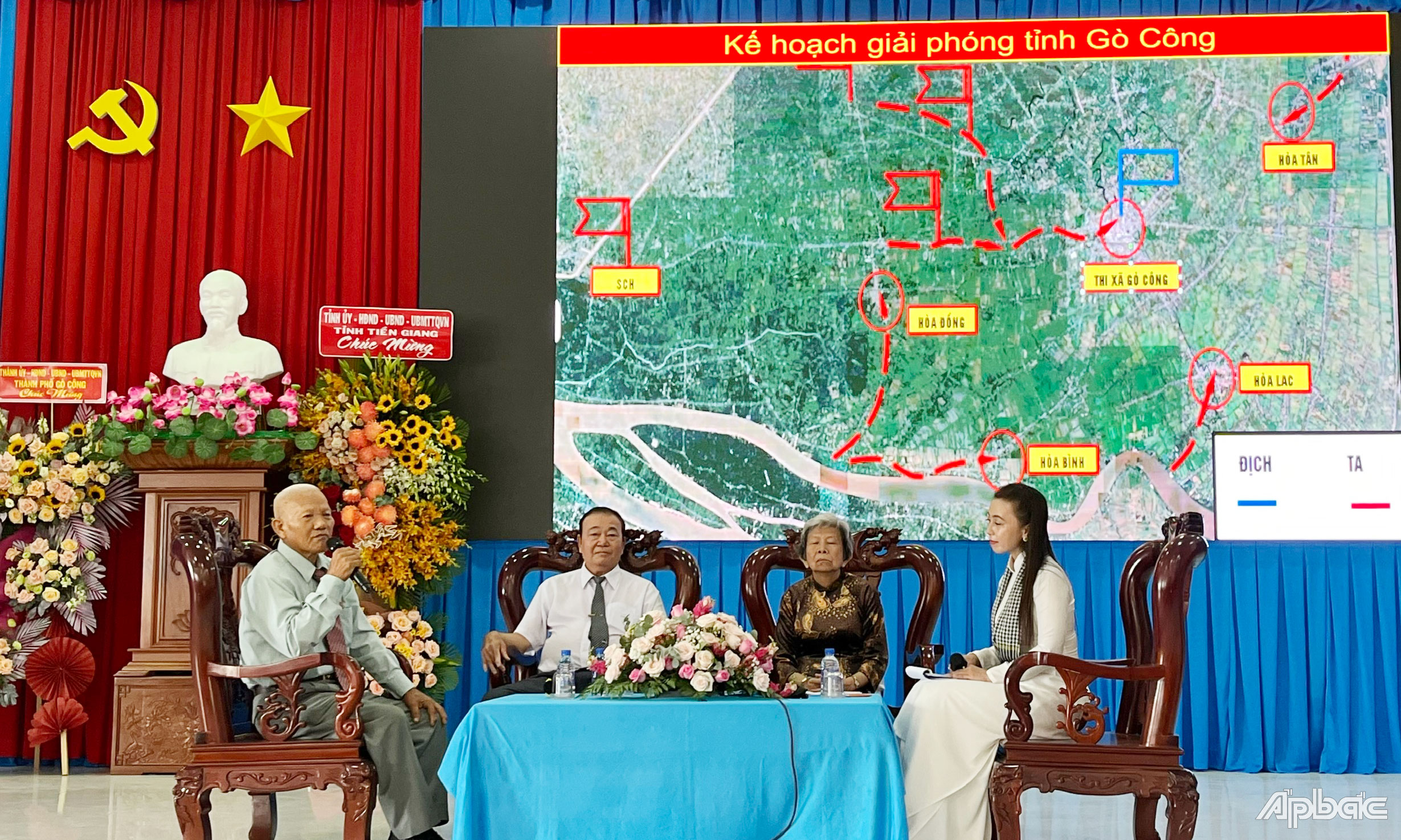 Giao lưu với các nhân chính lịch sử.