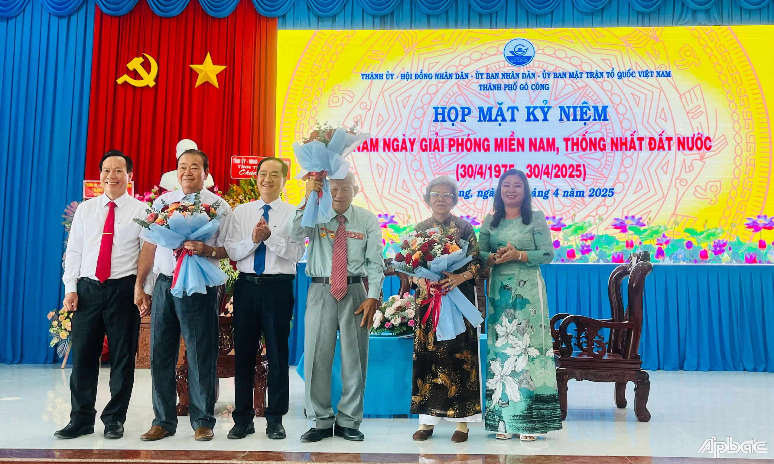 Ban Thường vụ Thành uỷ Gò Công trao hoa và quà tặng tri ân 3 đại biểu khách mời là nhân chứng lịch sử tham gia giải phóng Gò Công và tham gia công tác tình báo quốc phòng ở Gò Công từ năm 1960 đến ngày giải phóng.