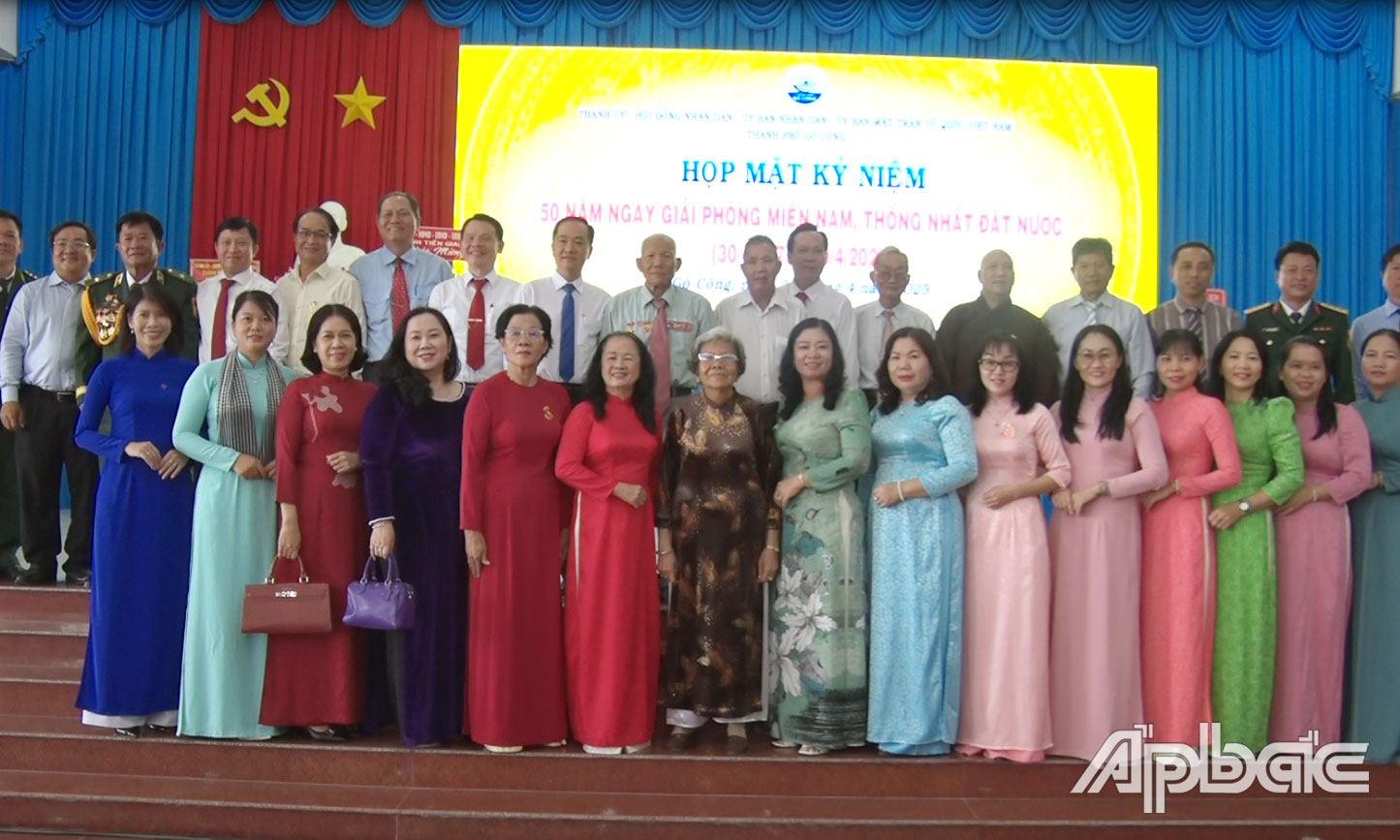 Các đại biểu chụp ảnh lưu niệm.