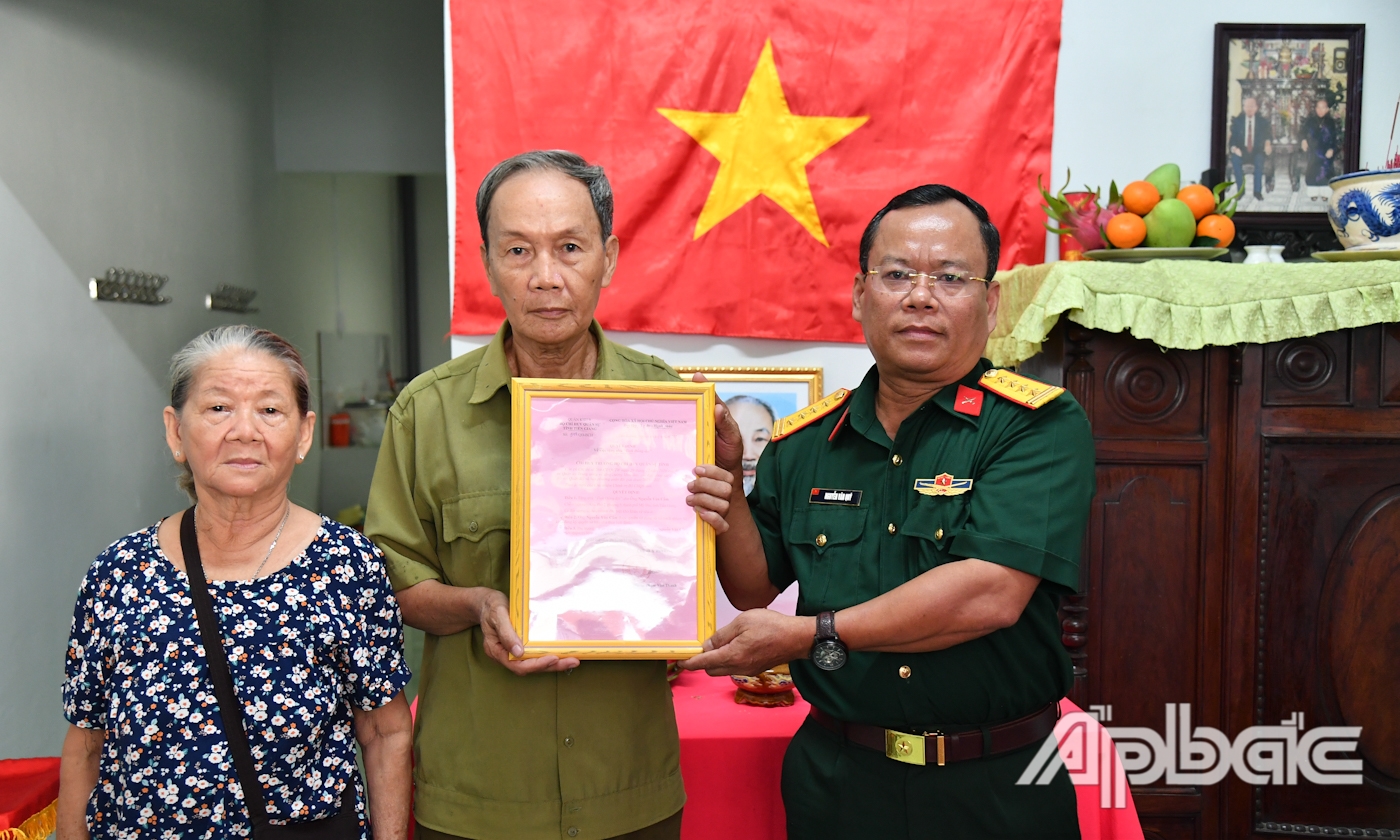 Đại tá Nguyễn Văn Quý, Phó Chỉ huy trưởng kiêm Tham mưu trưởng Bộ CHQS tỉnh Tiền Giang trao Quyết định tặng nhà “Tình đồng đội” cho ông Nguyễn Văn Cẩm.